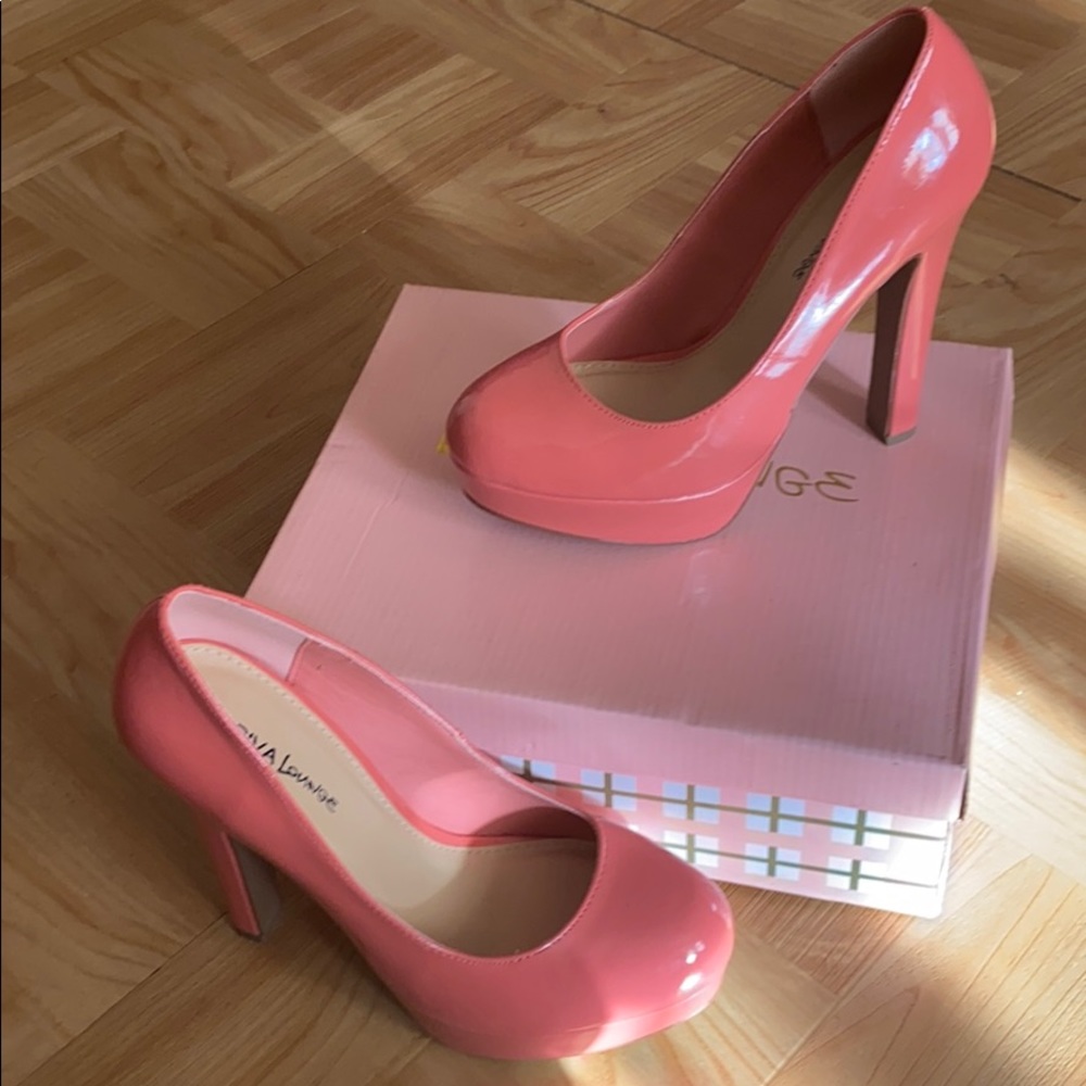 I’m selling Pink high heels shoes 👠
